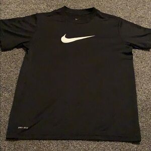 Nike Sri-fit girls junior medium a black shirt